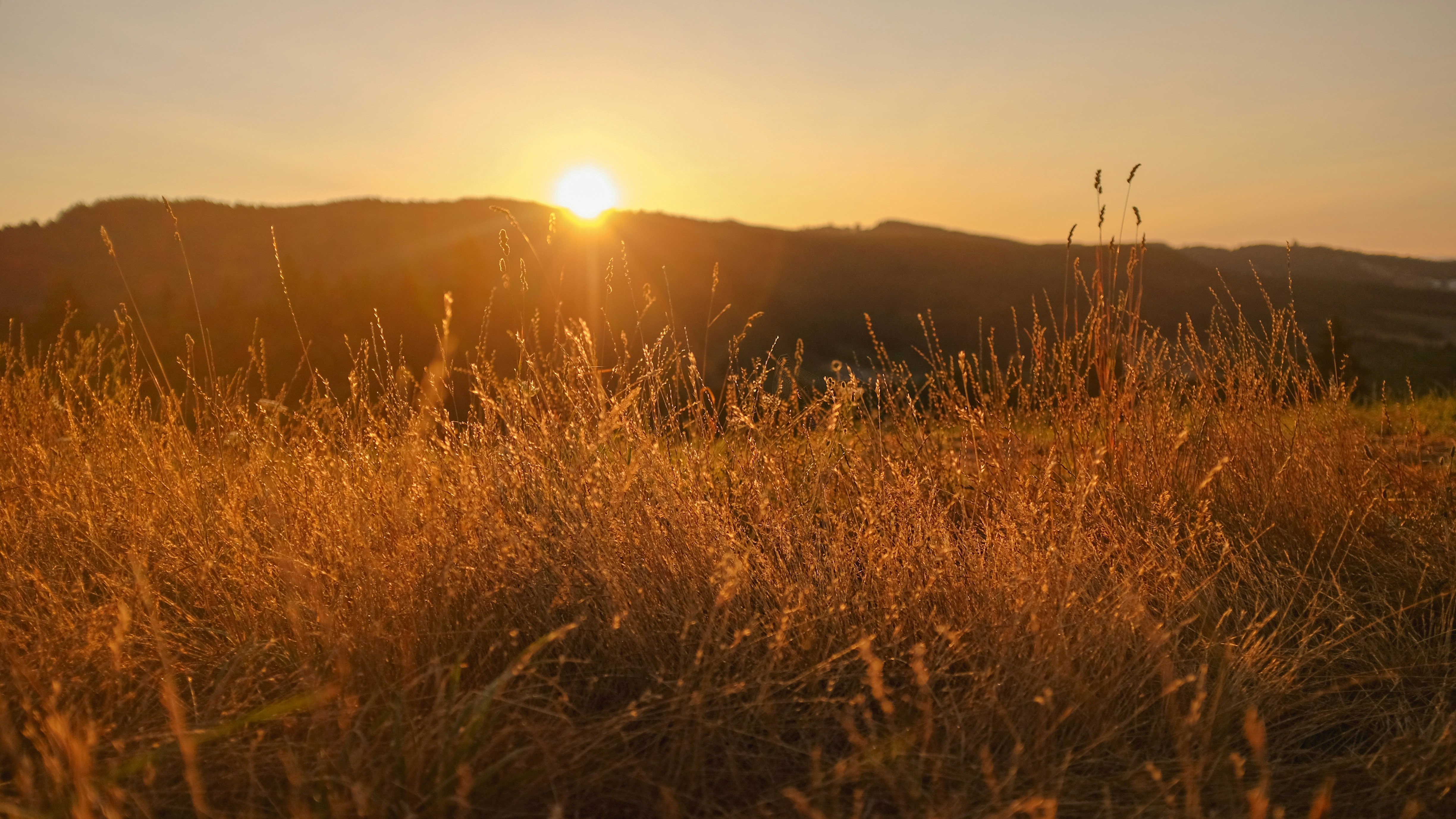 Waking up early will give you awesome view.