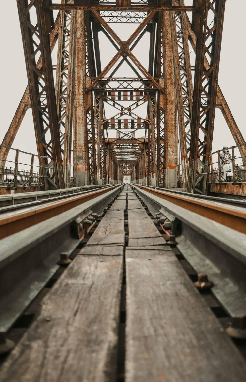 Braune Holzbrücke tagsüber