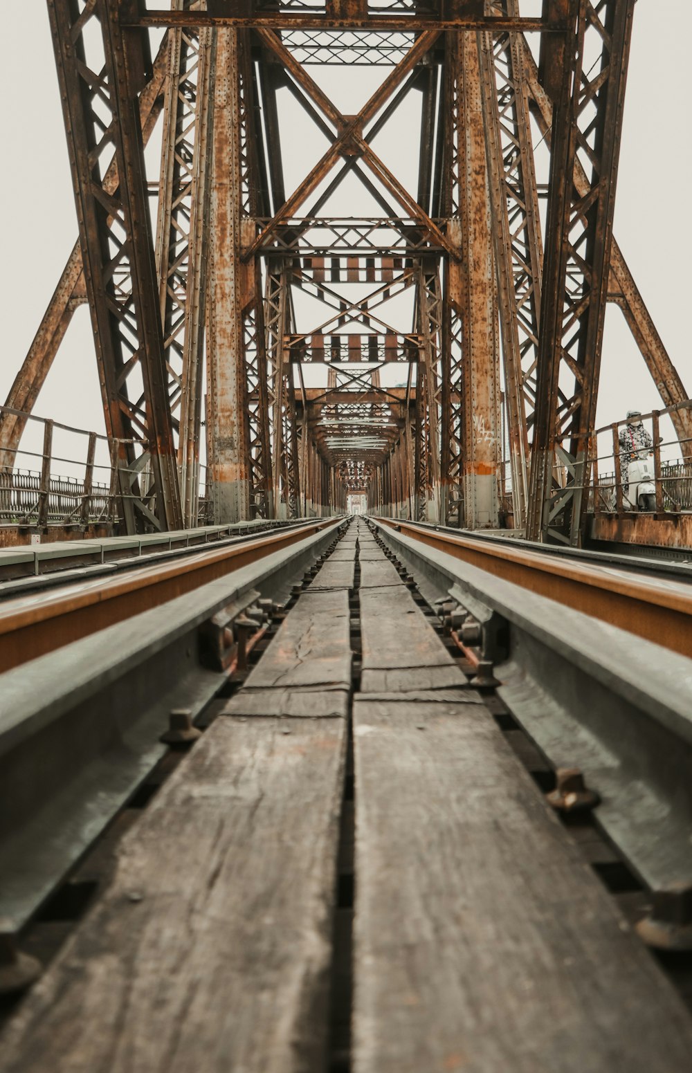 ponte de madeira marrom durante o dia
