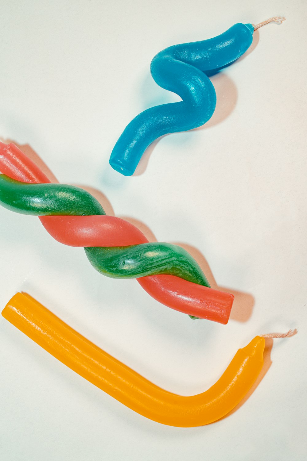 giocattoli di plastica rosso, verde, giallo, blu e arancione