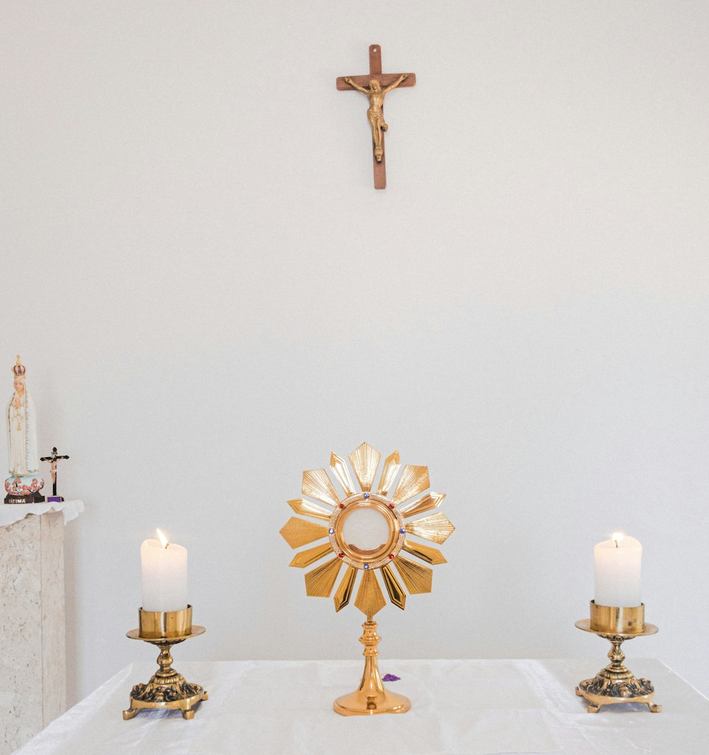 Croix d’or sur table blanche