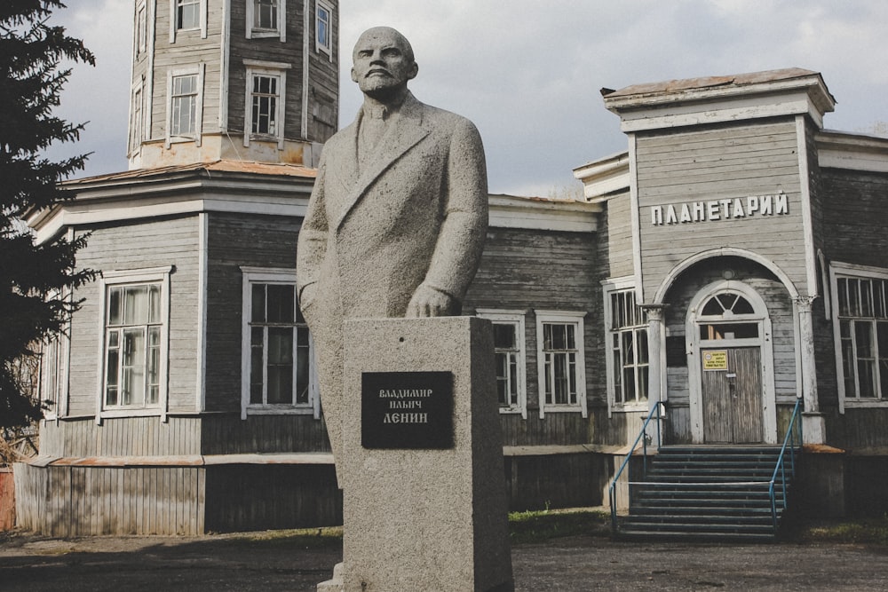 Mann mit einer Bücherstatue