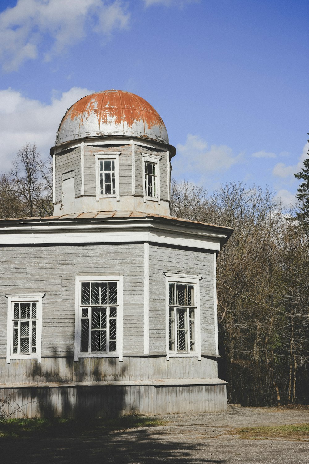 Gebäude aus weißem und braunem Beton