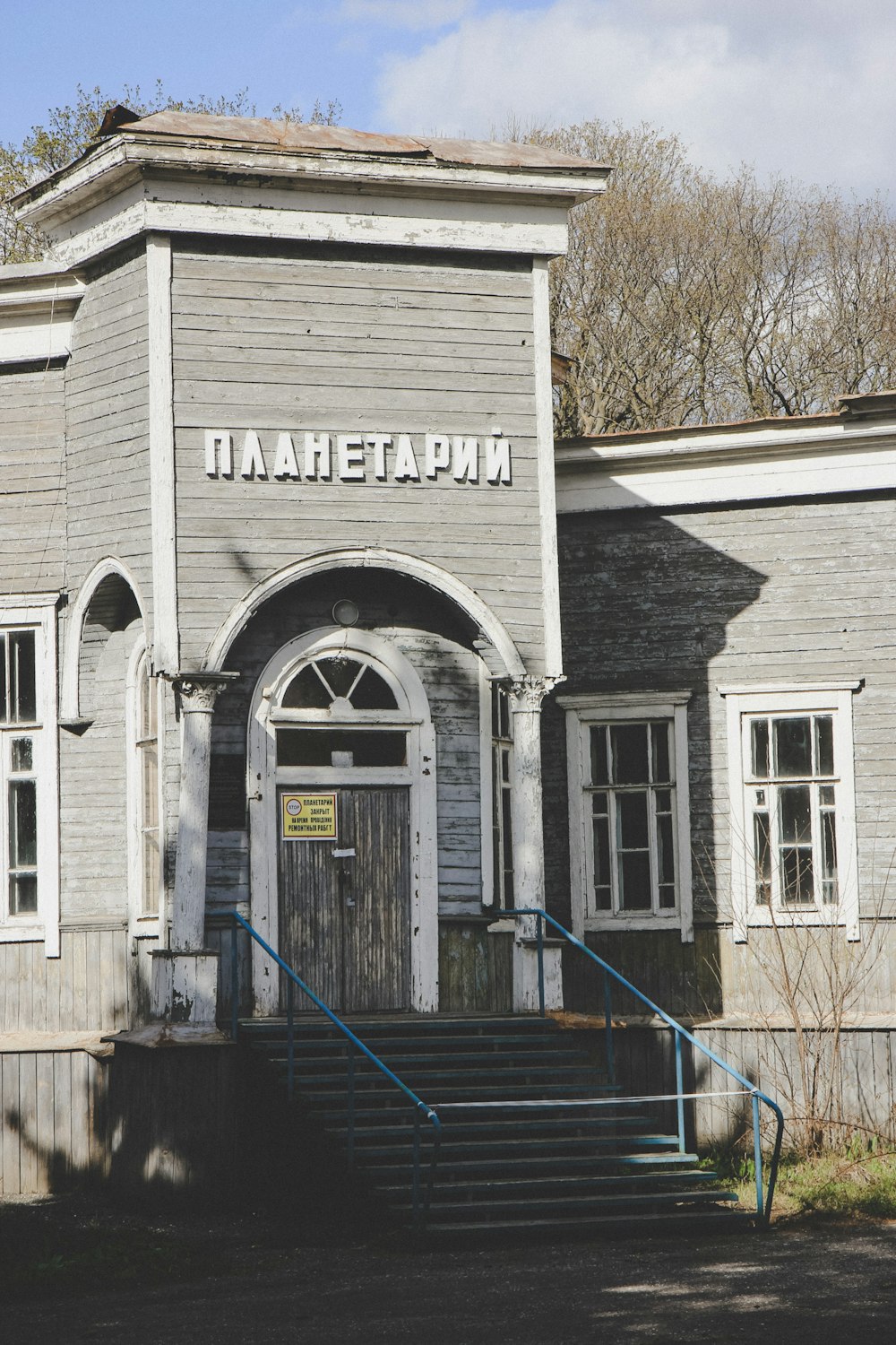 edificio in legno marrone e bianco