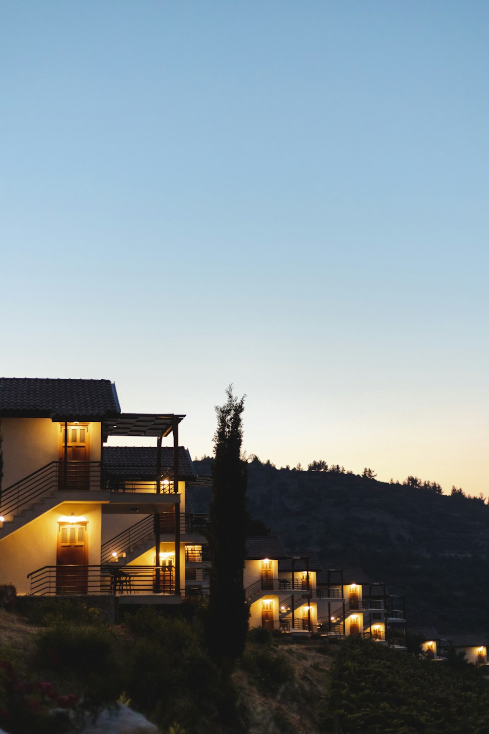 Casa marrón y blanca cerca de los árboles durante la puesta del sol