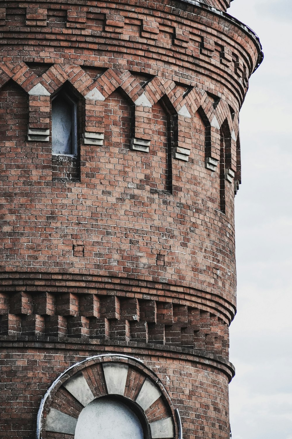 edificio in mattoni marroni sotto il cielo nuvoloso durante il giorno