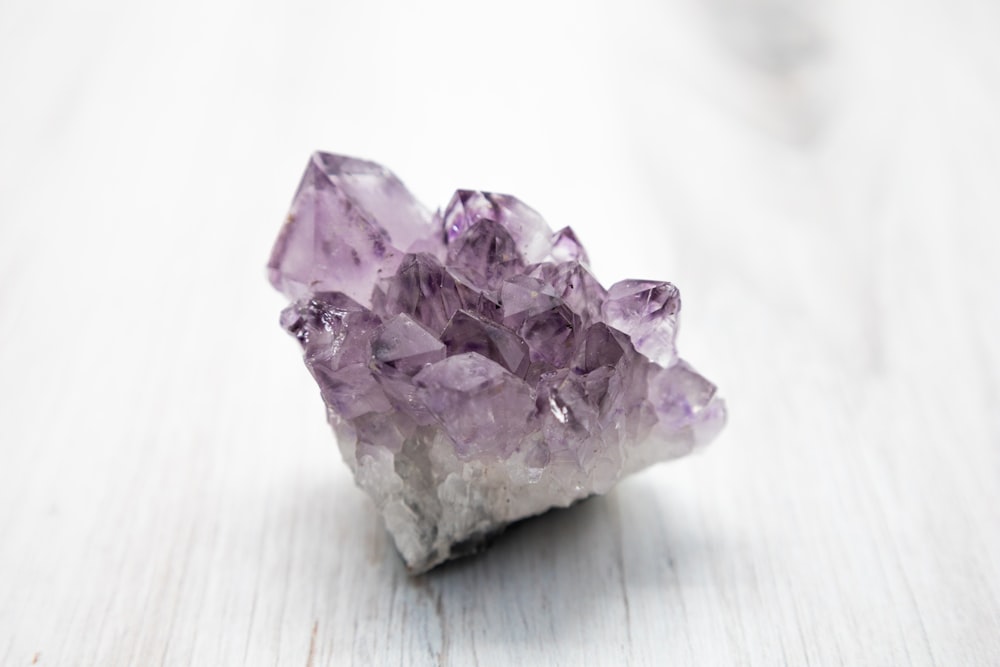 cristal púrpura sobre mesa blanca