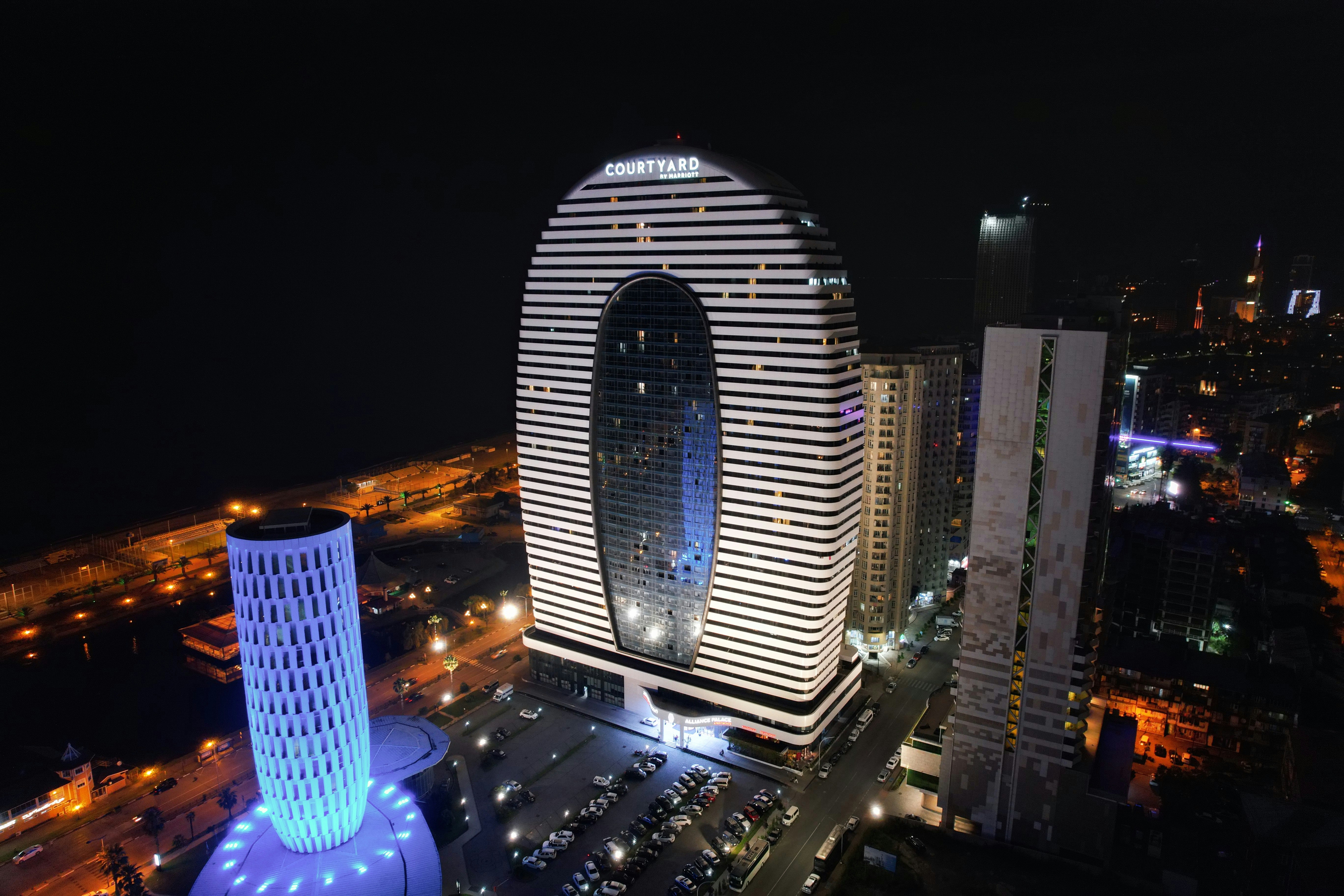 город с высотными зданиями в ночное время