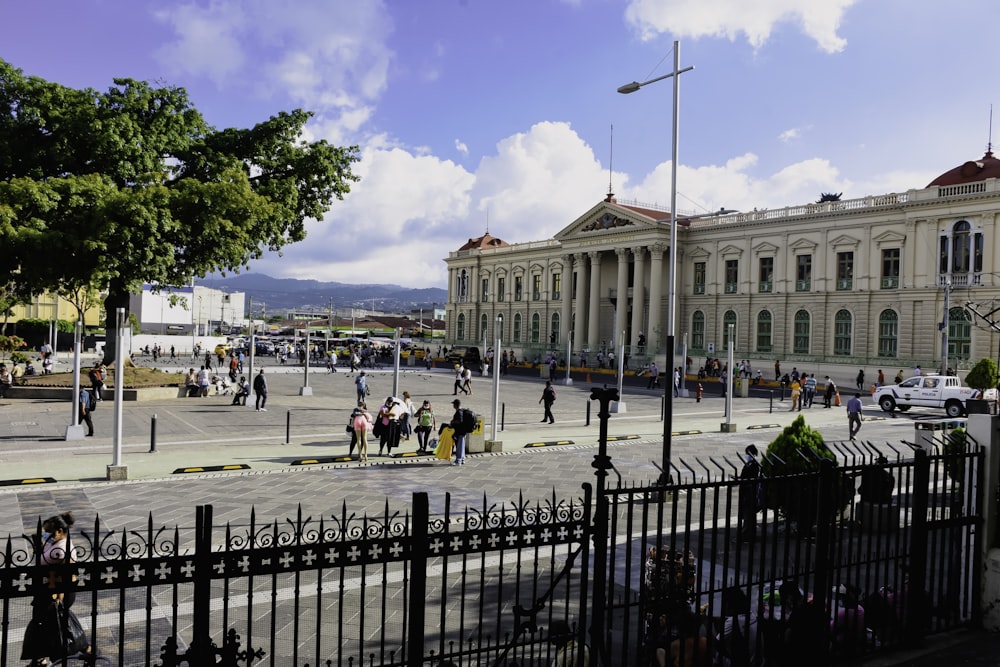 Personas que caminan por la acera cerca del edificio durante el día