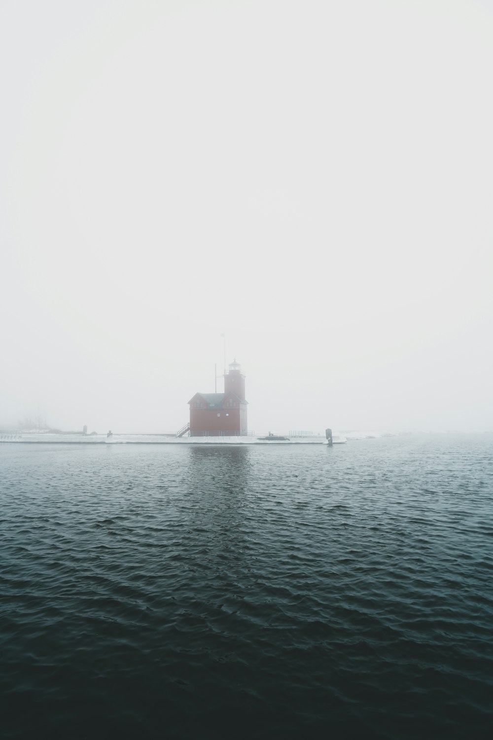 Schwarzes Schiff auf See bei Nebel
