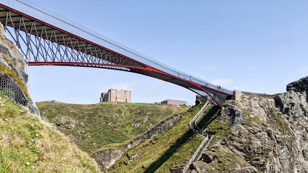 ponte rosso sul campo di erba verde durante il giorno