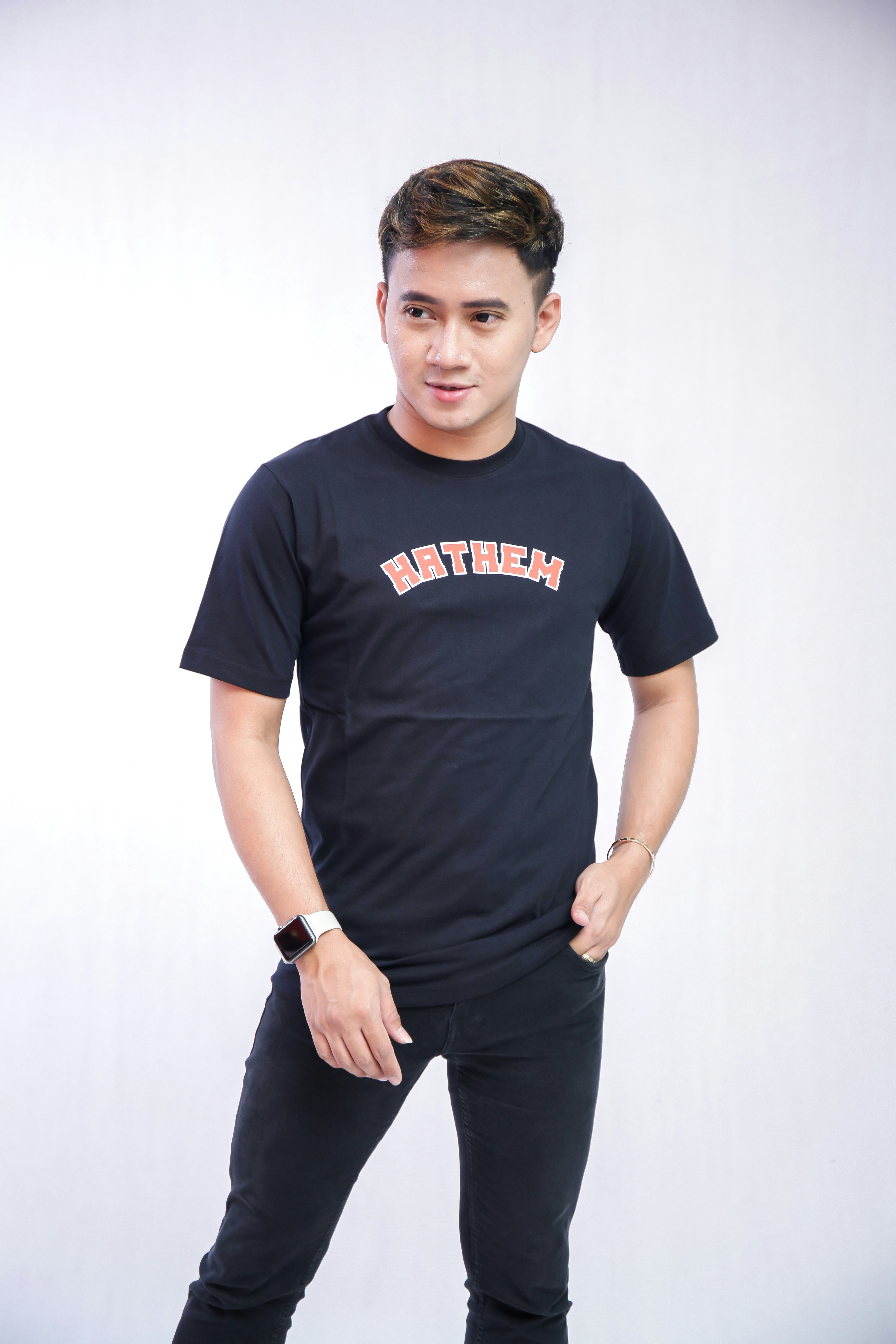 Hombre con camiseta negra de cuello redondo y pantalón negro