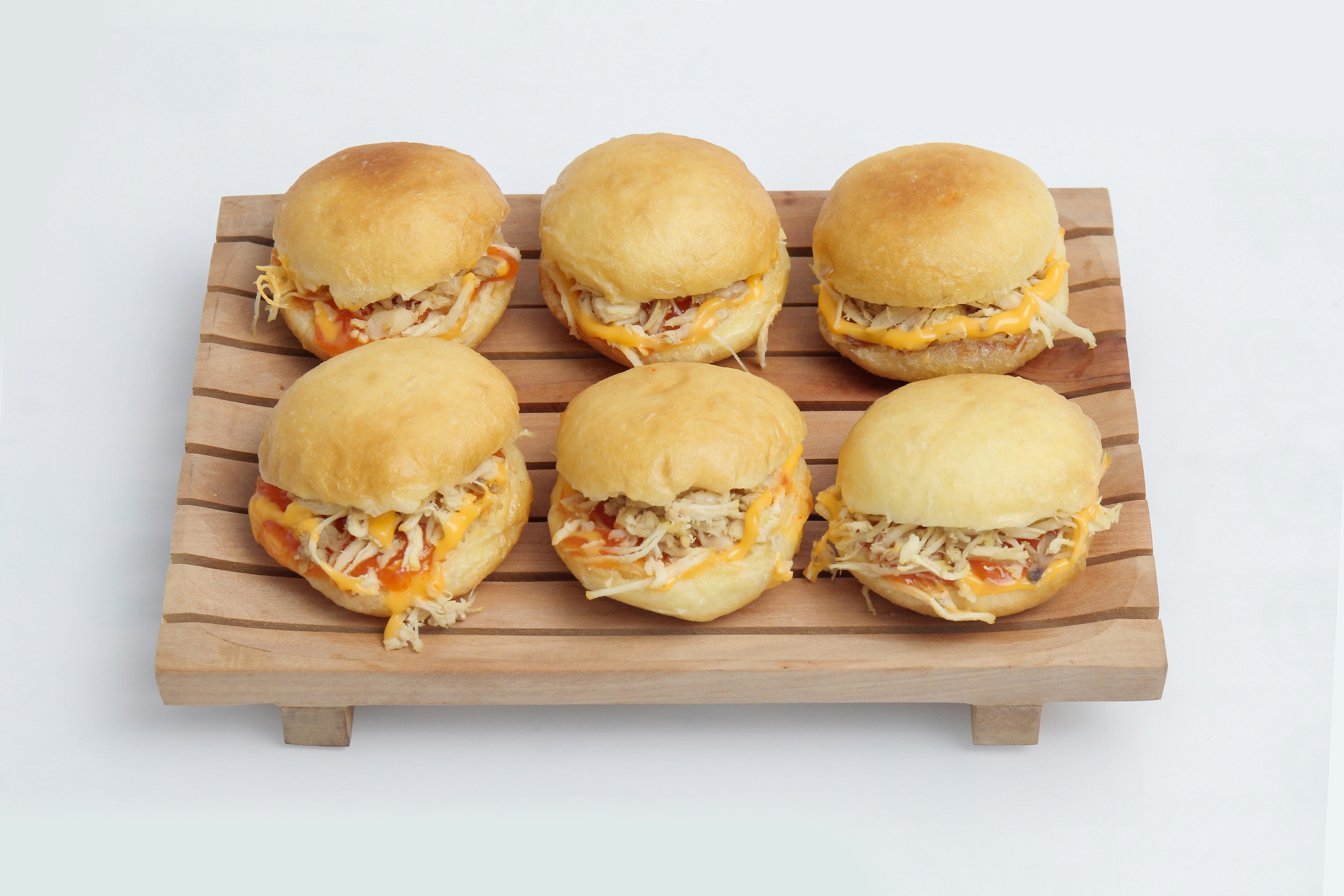 Hamburguesa en bandeja de madera marrón