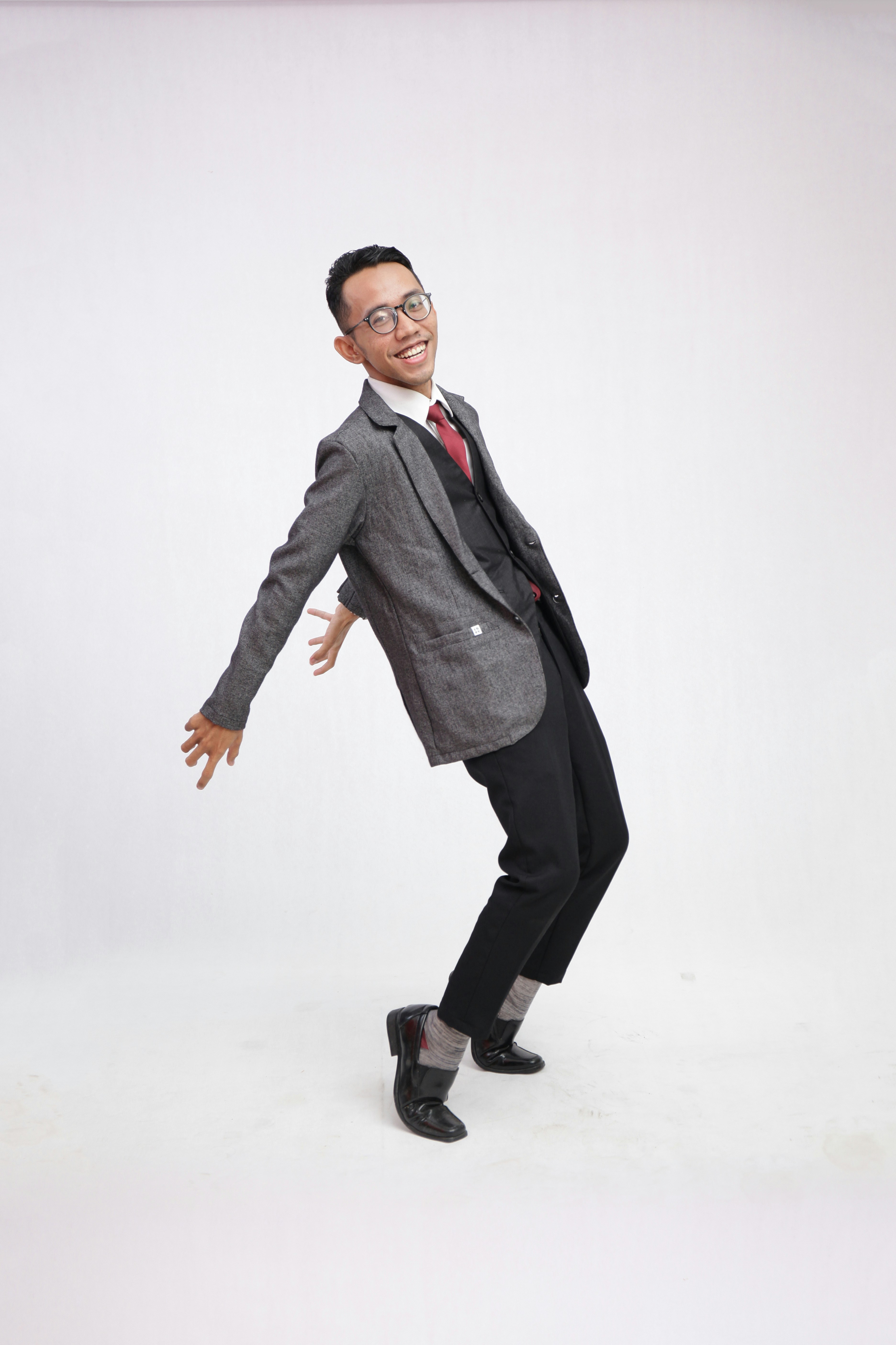 Mujer con blazer negro y pantalones negros