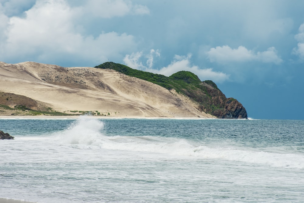 Les vagues de l’océan s’écrasent sur le rivage pendant la journée