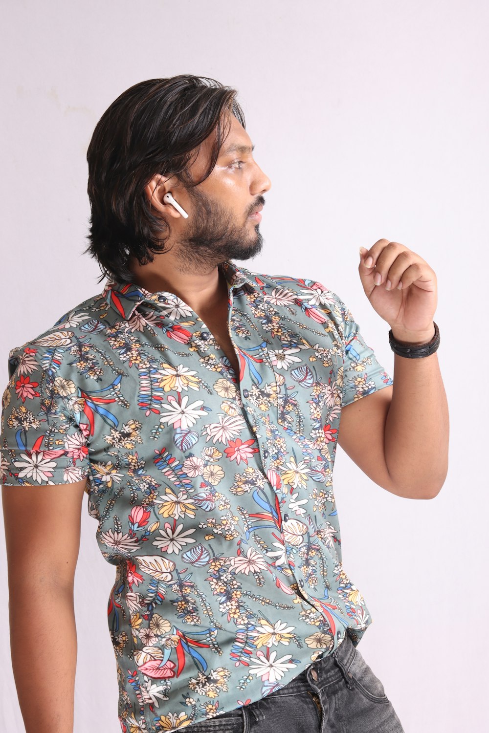Foto Hombre de camisa blanca con florales rojos y azules Imagen Pune gratis en Unsplash