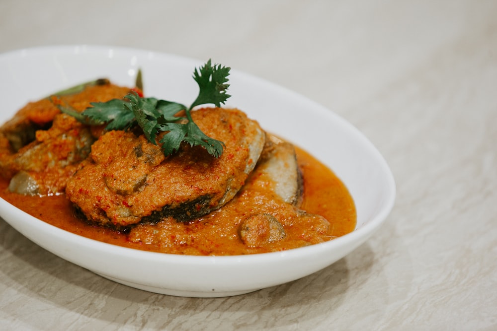 Alimentos cocinados en plato de cerámica blanca