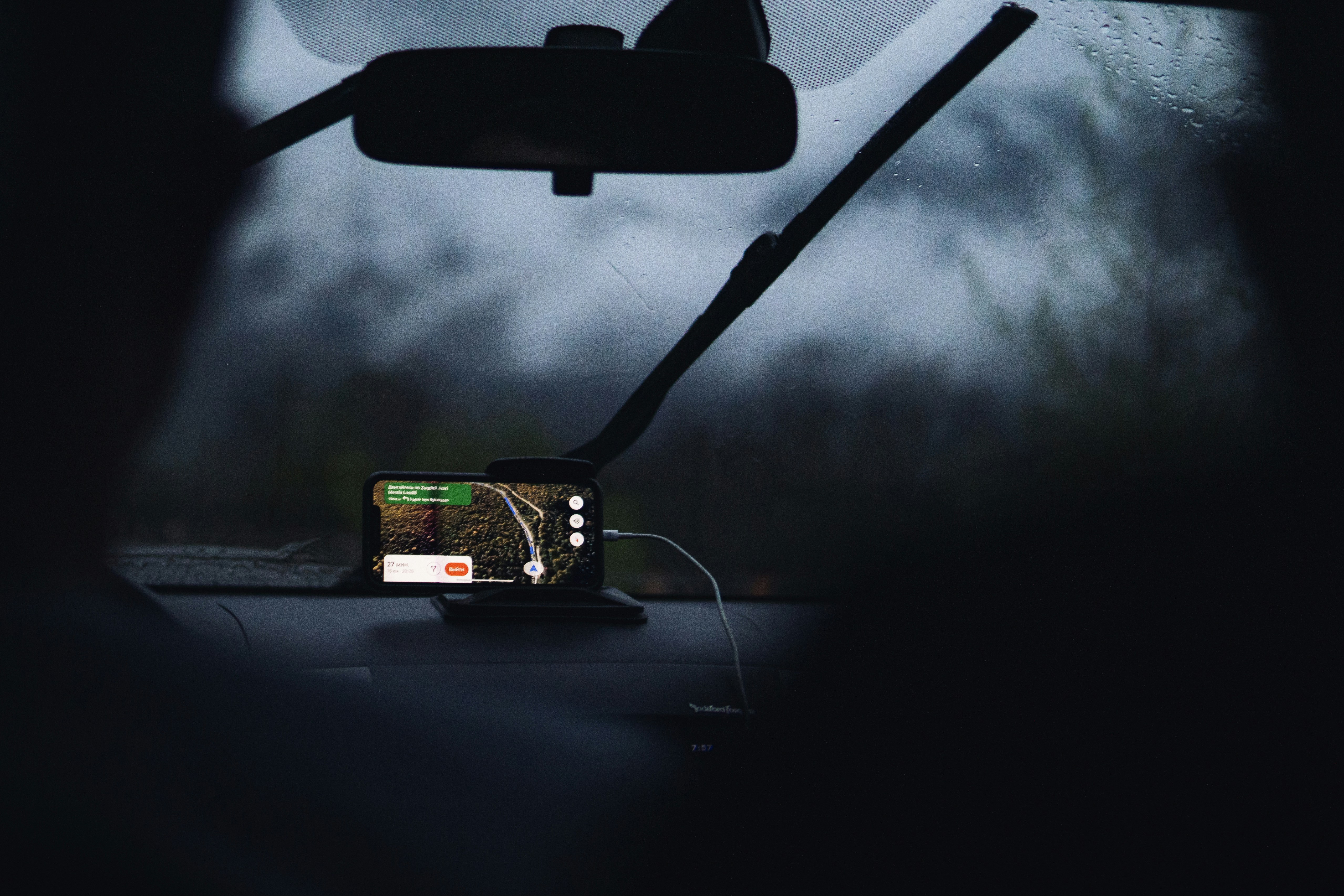 Teléfono sujeto al tablero de un coche durante un trayecto