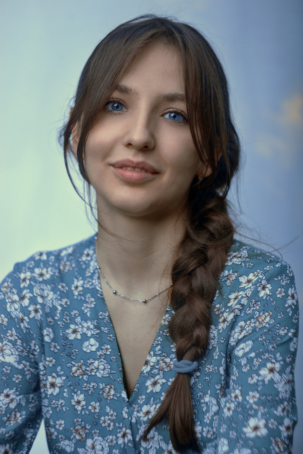 Femme en chemise boutonnée à fleurs bleue et blanche