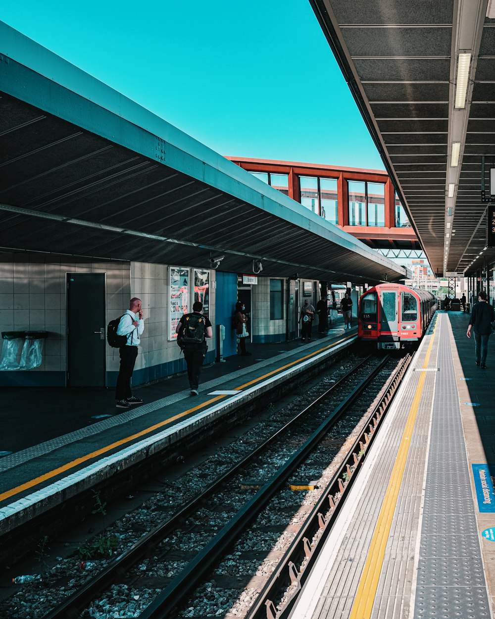 Menschen, die tagsüber auf dem Bahnhof spazieren gehen