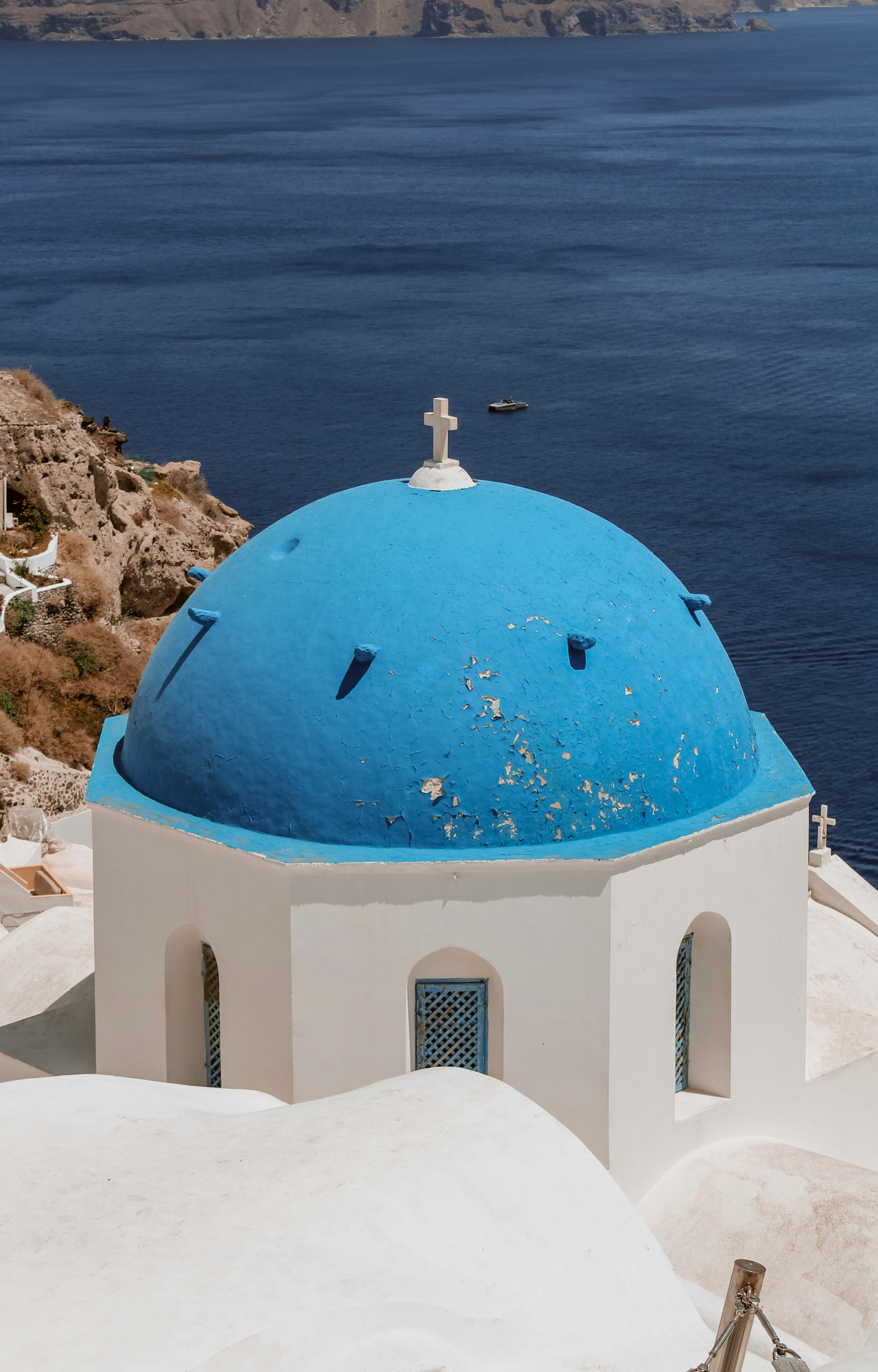 blue and white dome building near body of water during daytime