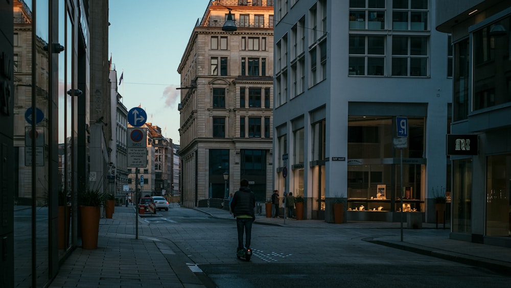 Menschen, die tagsüber auf Gehwegen in der Nähe von Gebäuden gehen