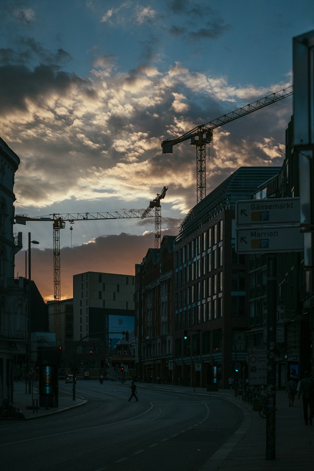 Graues Betongebäude tagsüber unter bewölktem Himmel