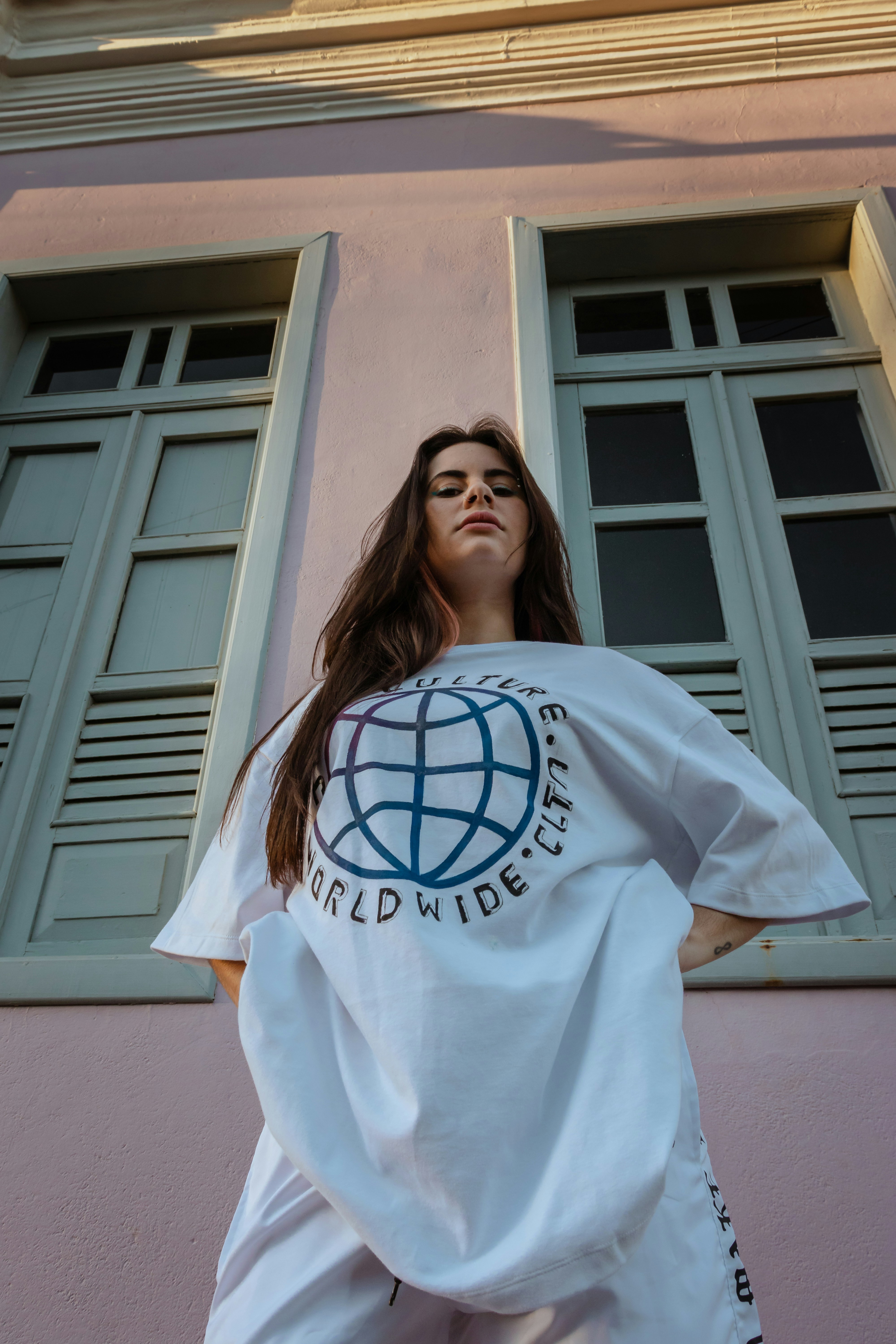 photo-1626537903752-2a47628c0eb3?ixid=M3wxMjA3fDB8MXxzZWFyY2h8MTJ8fHRyYXZlbCUyMHQtc2hpcnRzJTIwb25saW5lfGVufDB8fHx8MTc2ODQwMTgxMnww\u0026ixlib=rb-4.1.0