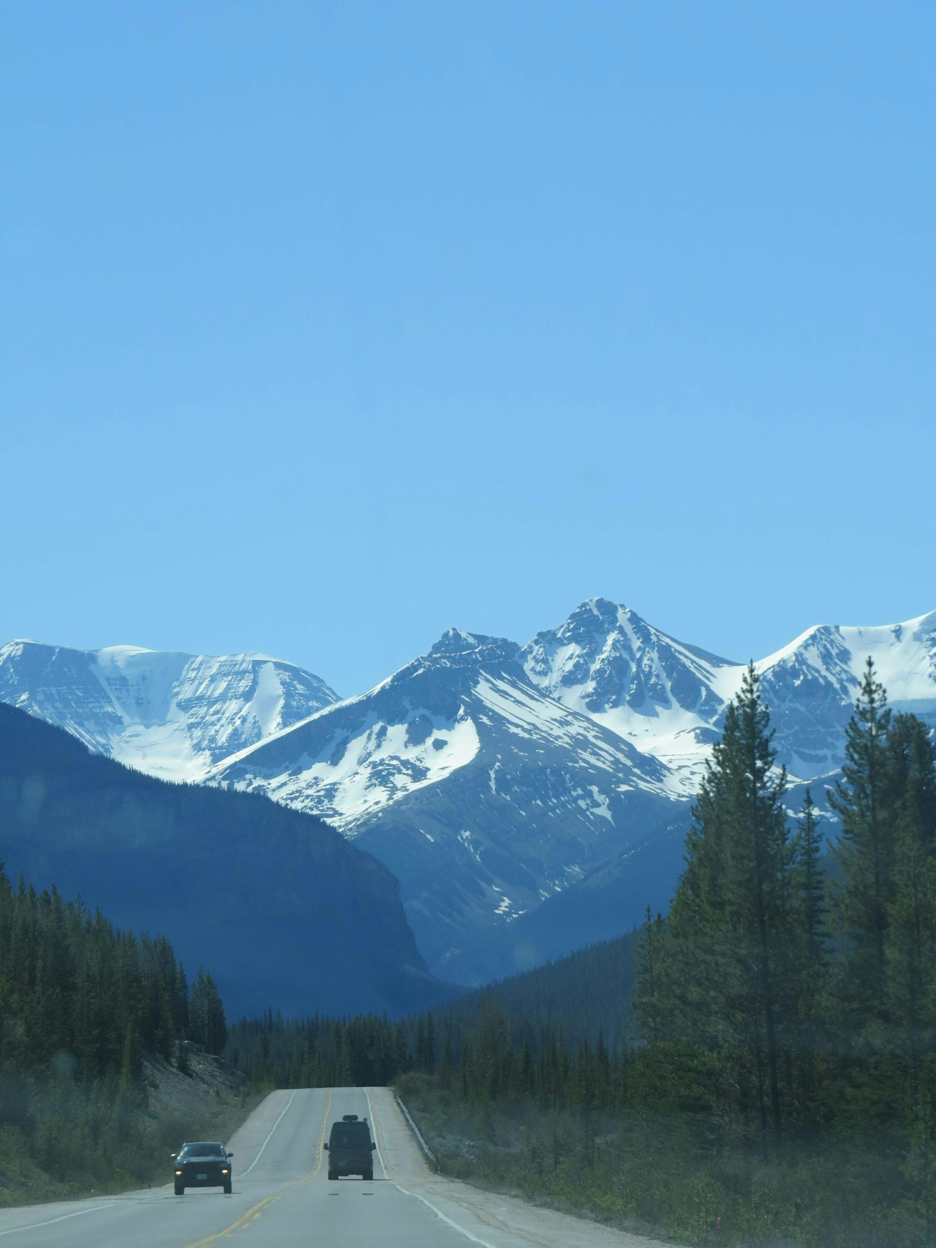 montagne enneigée pendant la journée