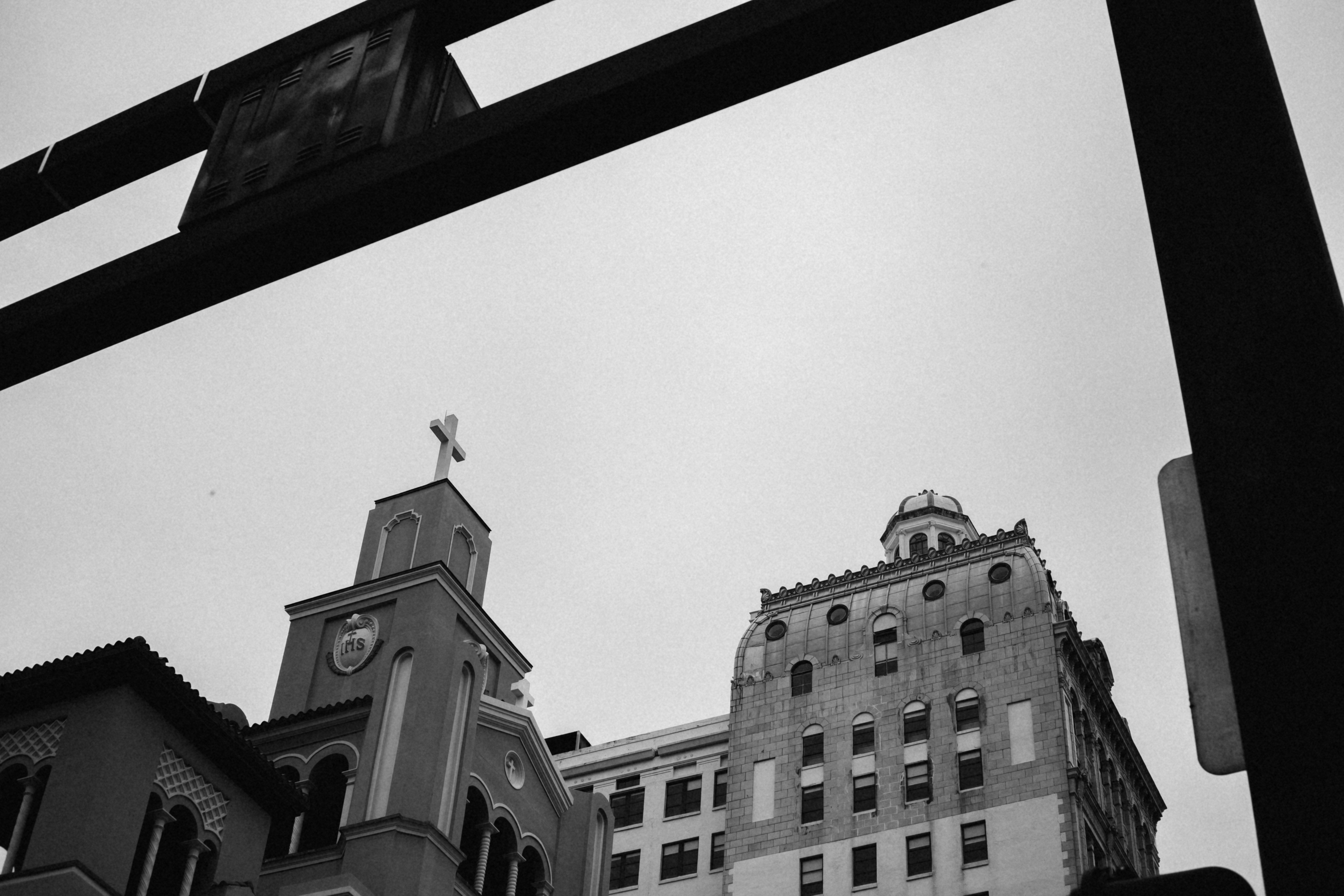 Grayscale photo of concrete building photo – Free Grey Image on Unsplash