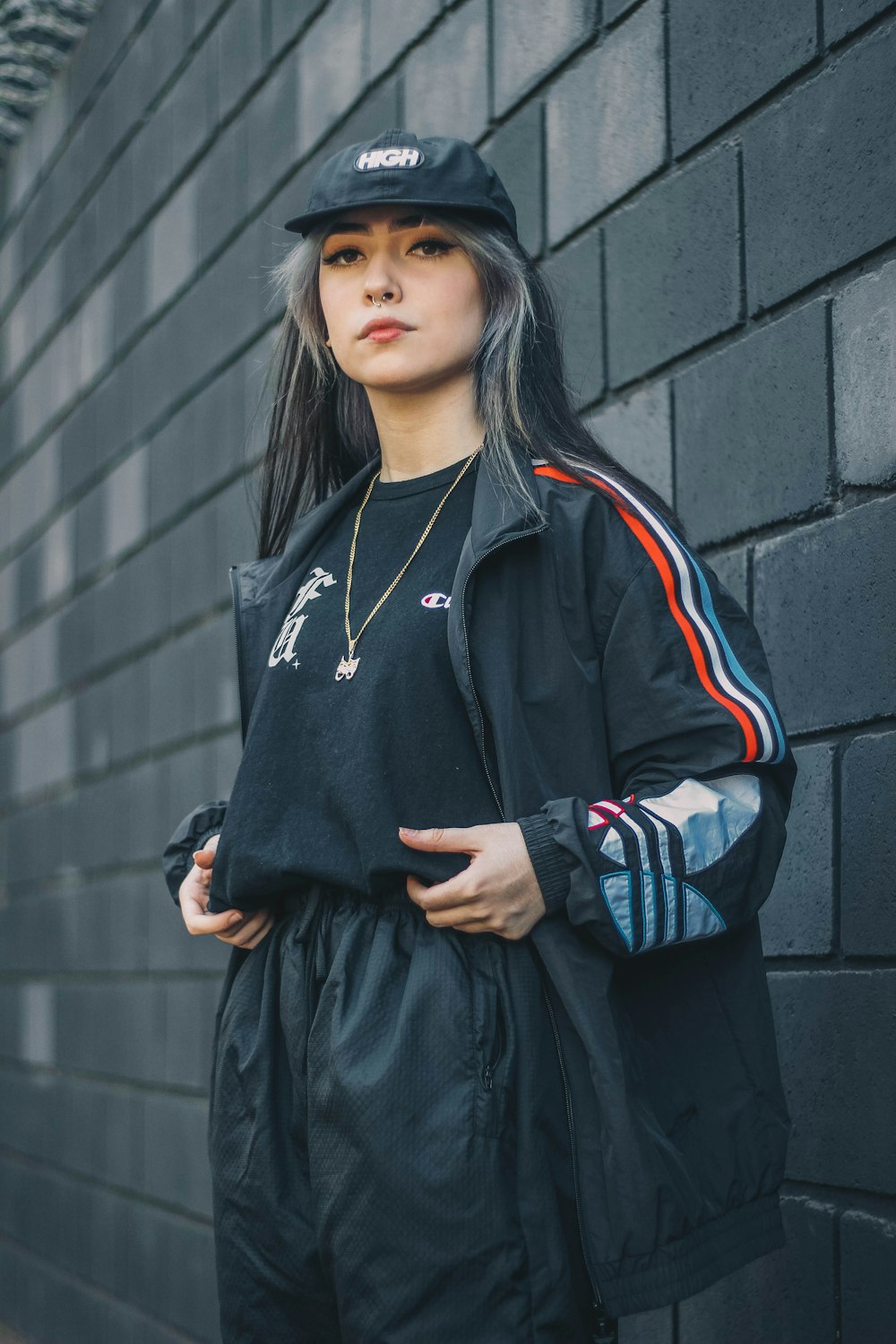 Foto Mujer en negro chaqueta con cremallera adidas y negra – Imagen Ensayo femenino gratis en