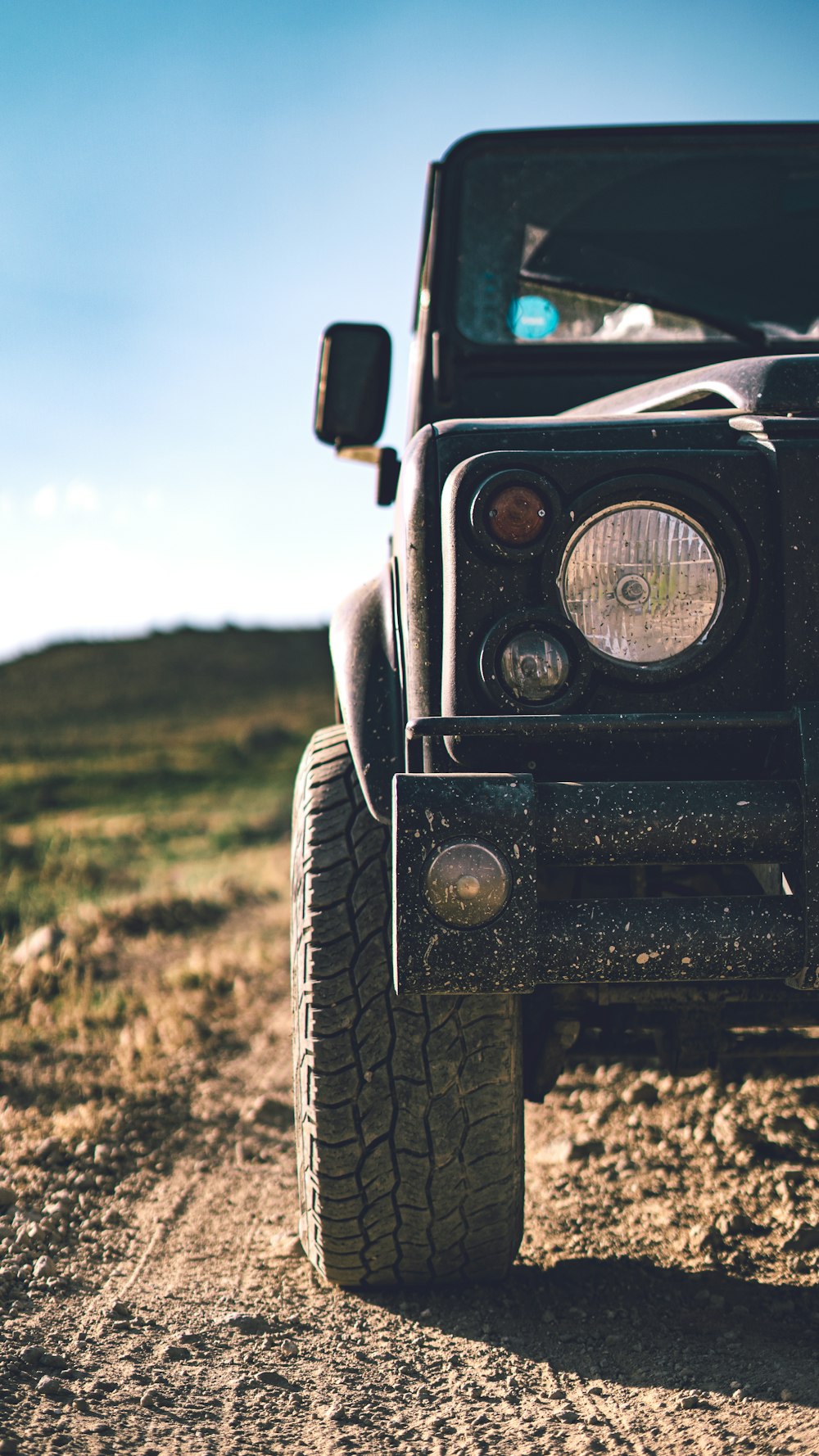 Jeep Wrangler nero sul campo in erba verde durante il giorno