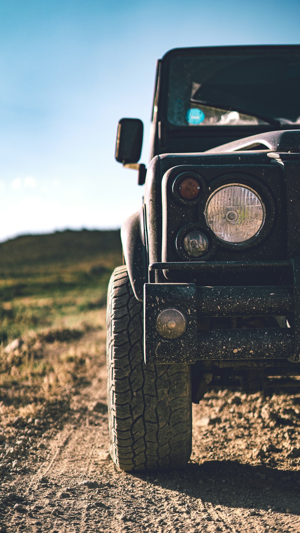 wrangler jipe preto no campo de grama verde durante o dia