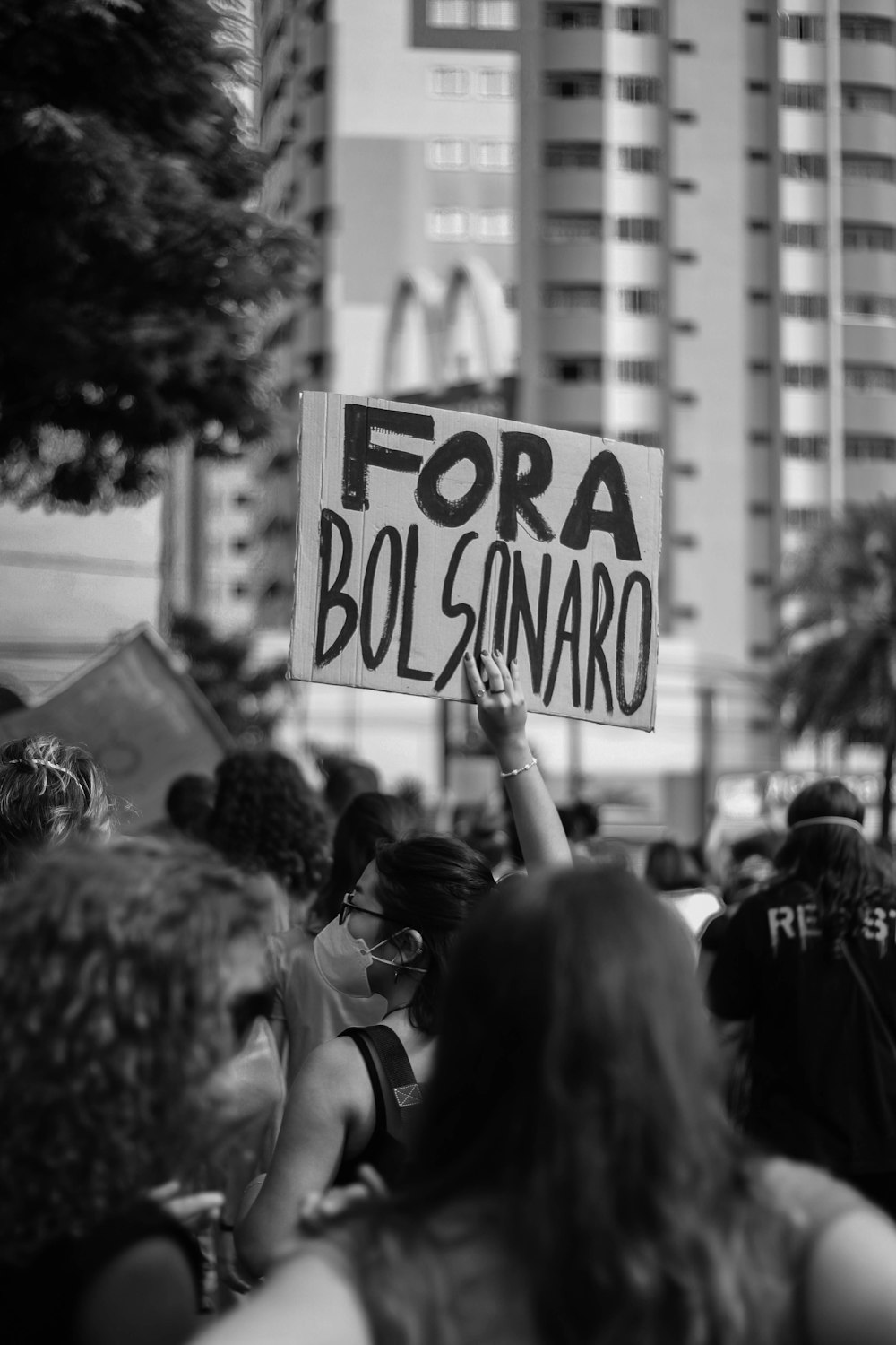 Foto en escala de grises de personas caminando por la calle