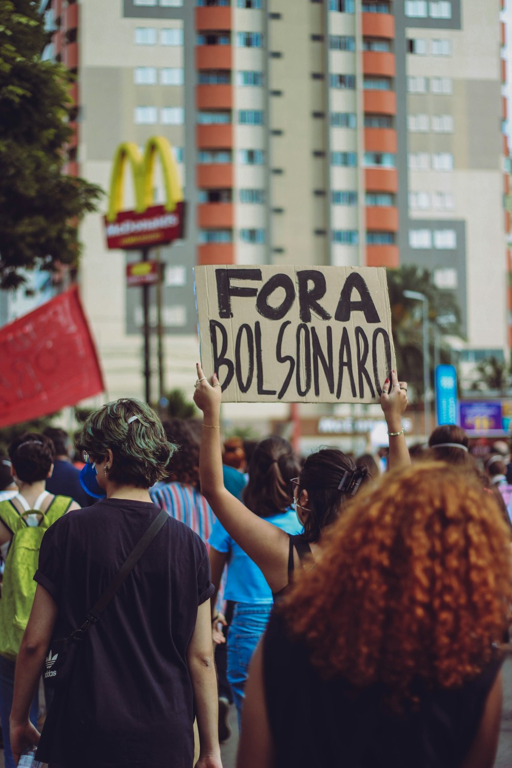 Personas con un cartel durante el día