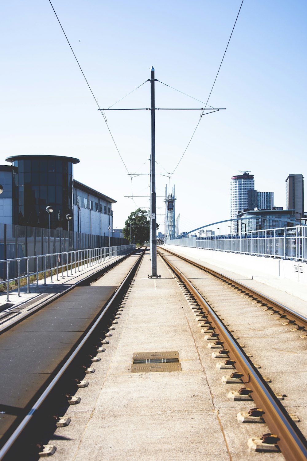 ferrovia ferroviaria vicino agli edifici della città durante il giorno