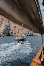A beautiful boat cruising near the Ilha do Francês with clear blue waters.