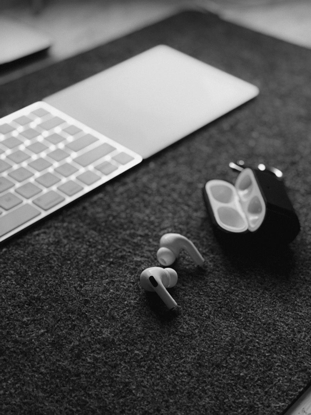 Weiße Apple-Tastatur und weiße Apple Magic Mouse