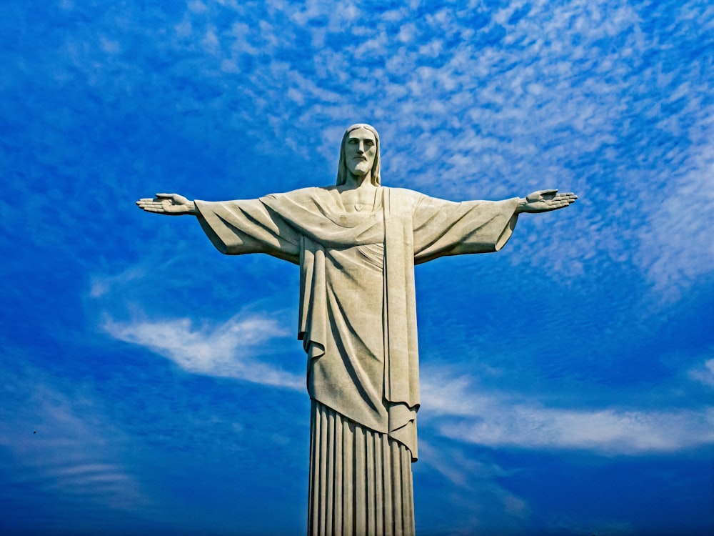 estátua da liberdade sob o céu azul durante o dia