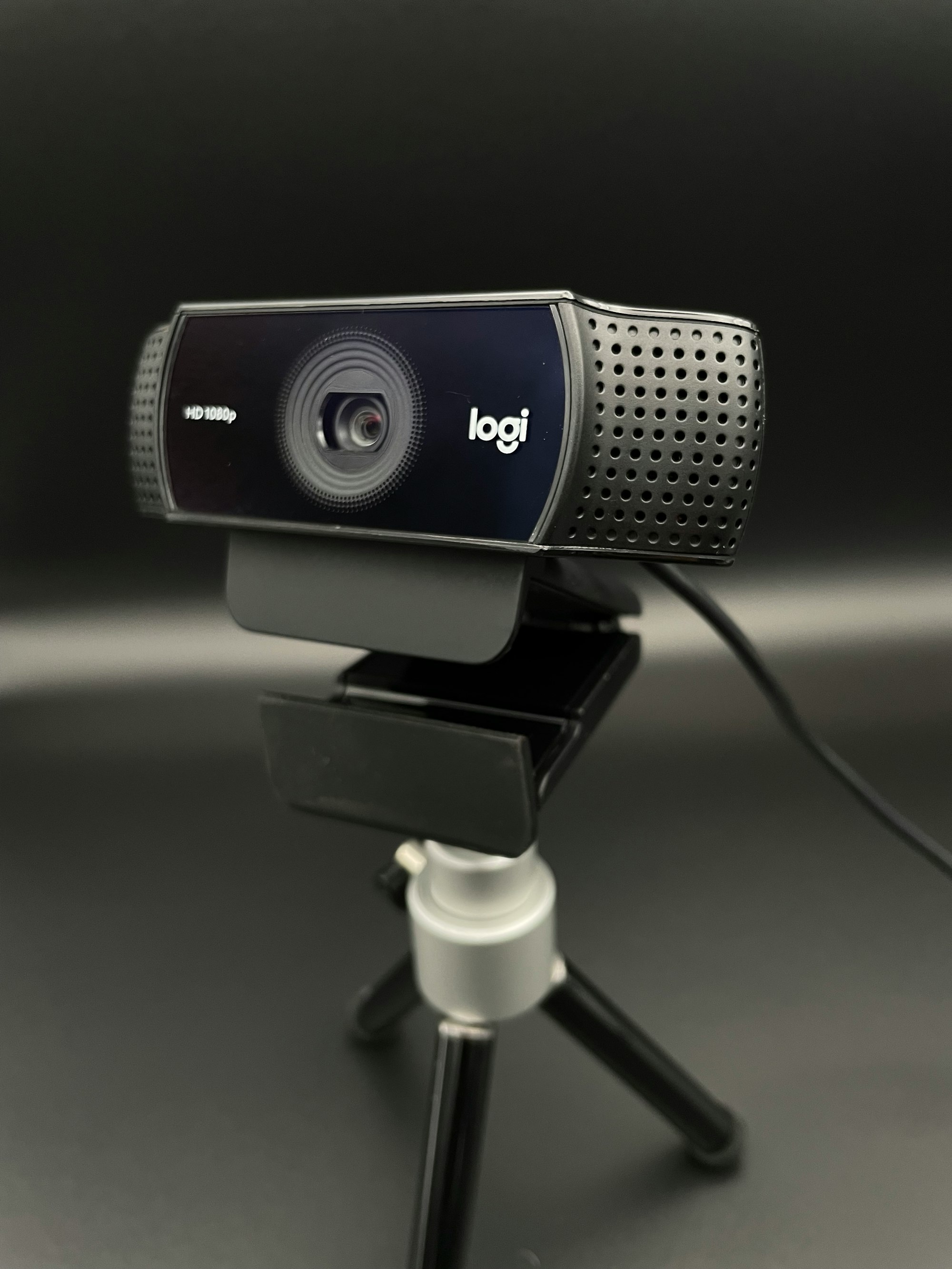 A Logitech C922x camera for streaming.

Provided by Streamgrad.com
/deeteerontop at twitch.tv/deeterontop