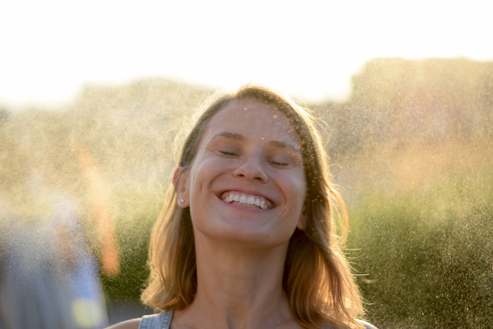 femme en chemise blanche souriant