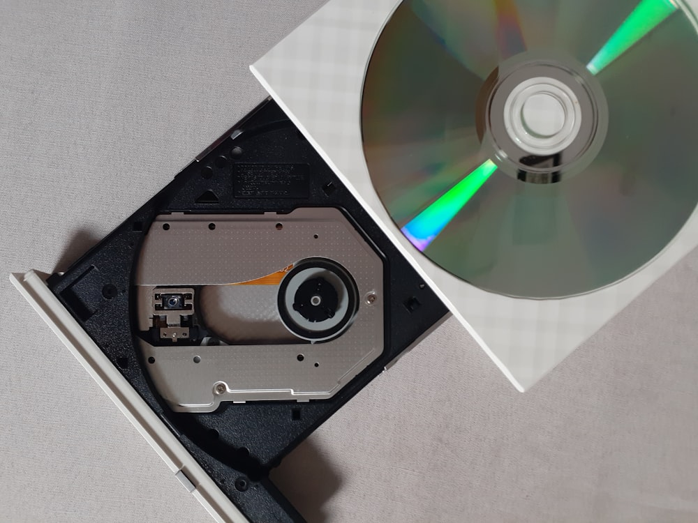 Silberne Compact Disc auf schwarzem CD-Rack