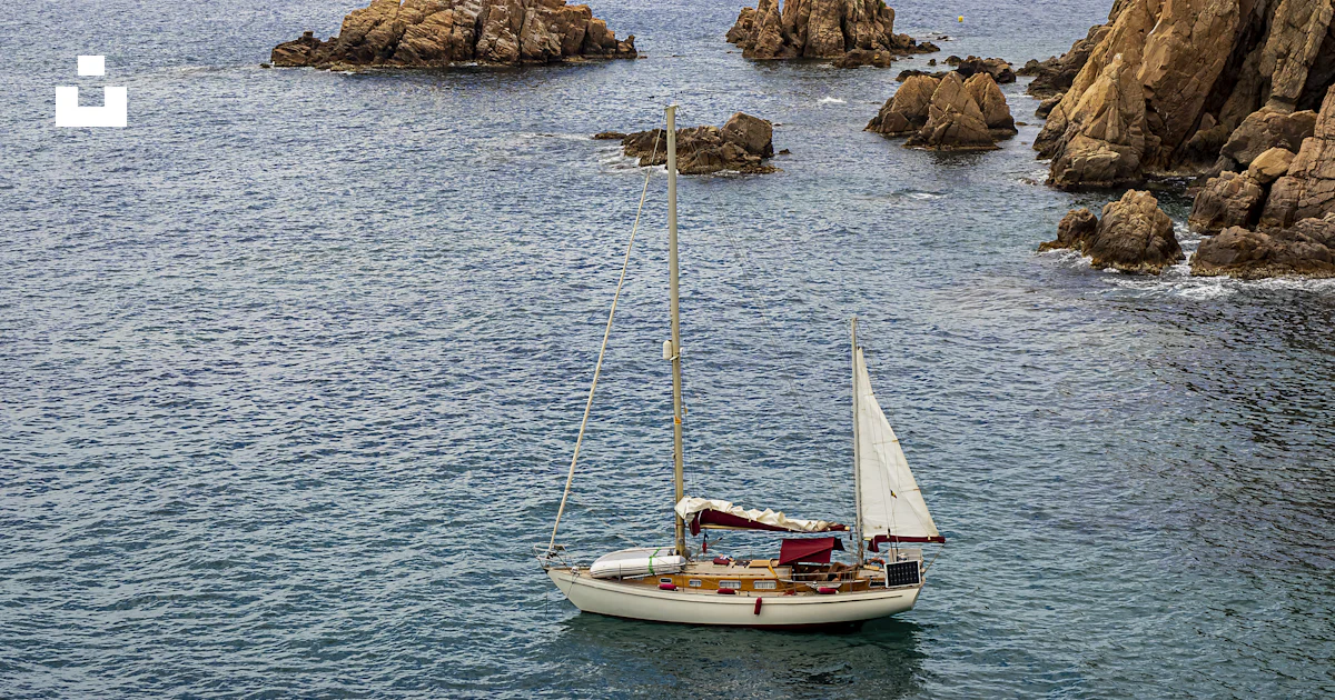 Vagues De La Mer Frappant Des Rochers · Photo gratuite Vagues De La Mer Frappant Des Rochers · Photo gratuite