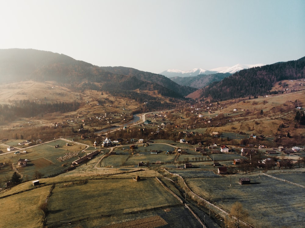 Vue aérienne de la ville près des montagnes pendant la journée