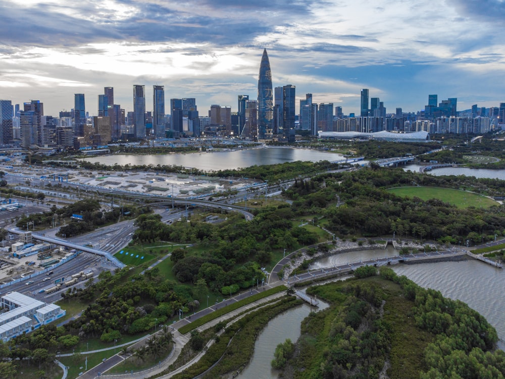 vista aérea dos edifícios da cidade durante o dia