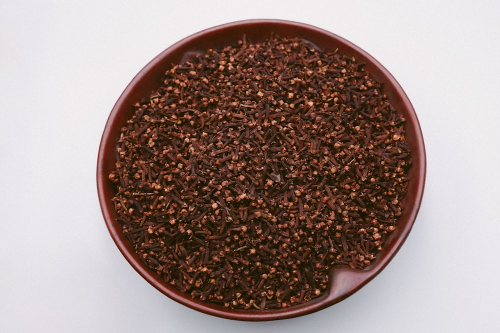 haricots bruns et noirs sur bol en céramique brune