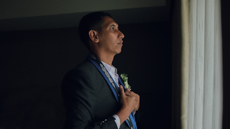 Homme élégant en veste noire