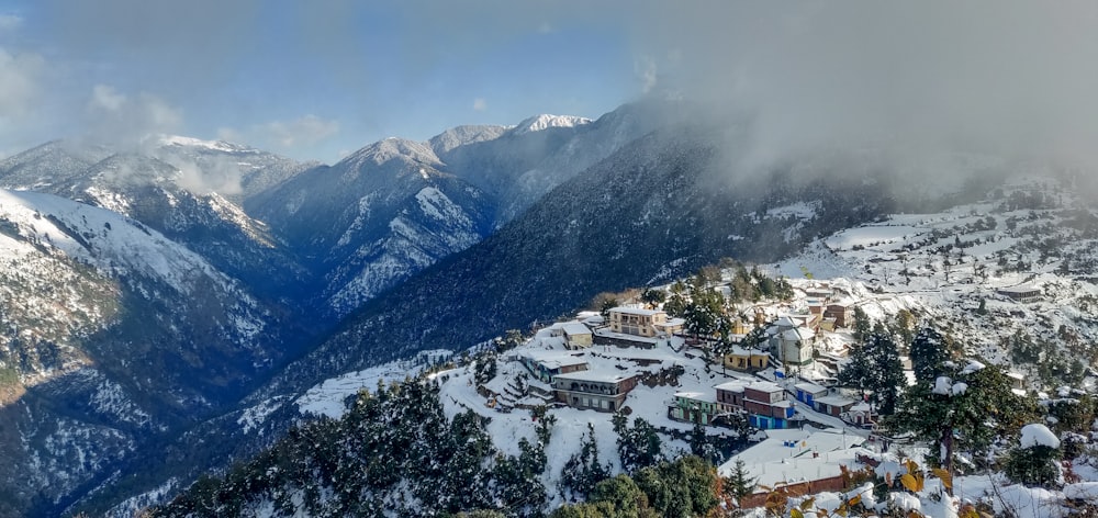 Casas blancas y marrones en la montaña cubierta de nieve durante el día