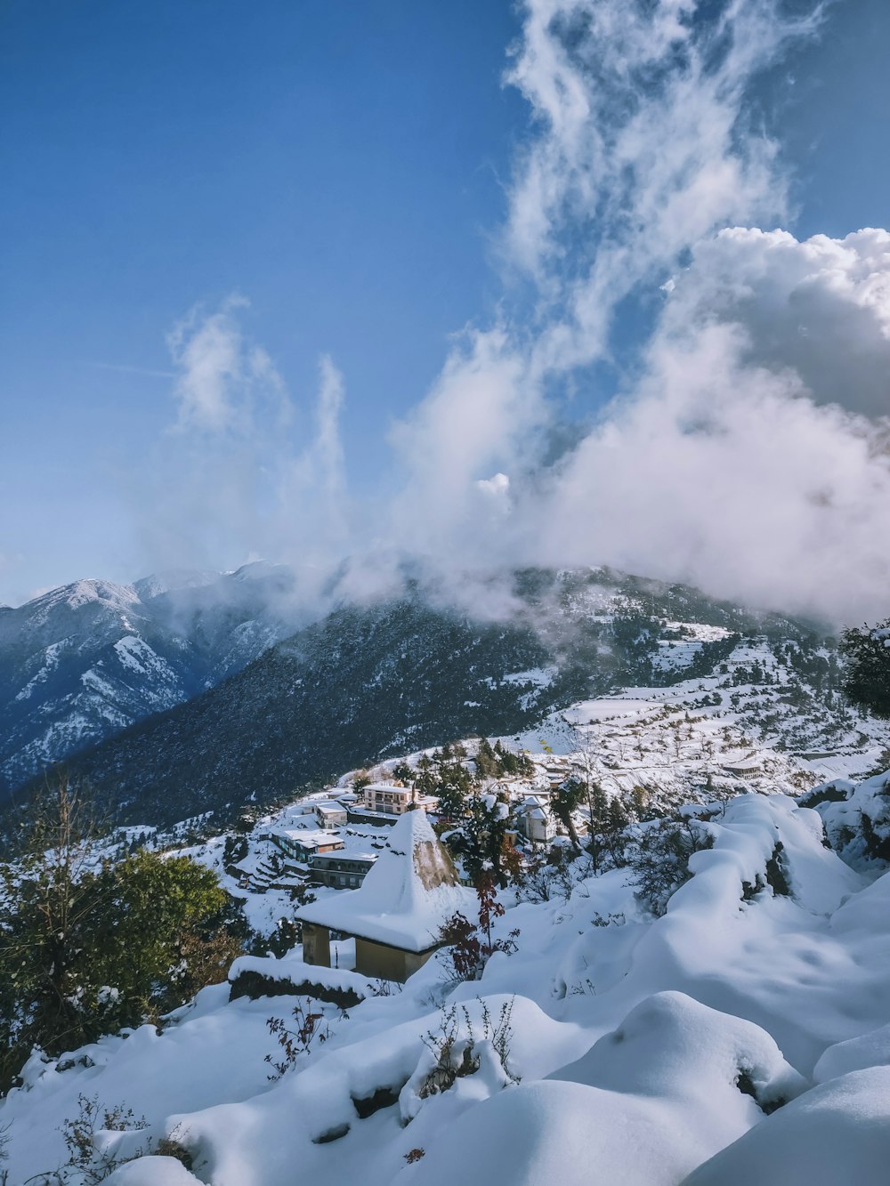 montagna coperta di neve sotto il cielo blu durante il giorno