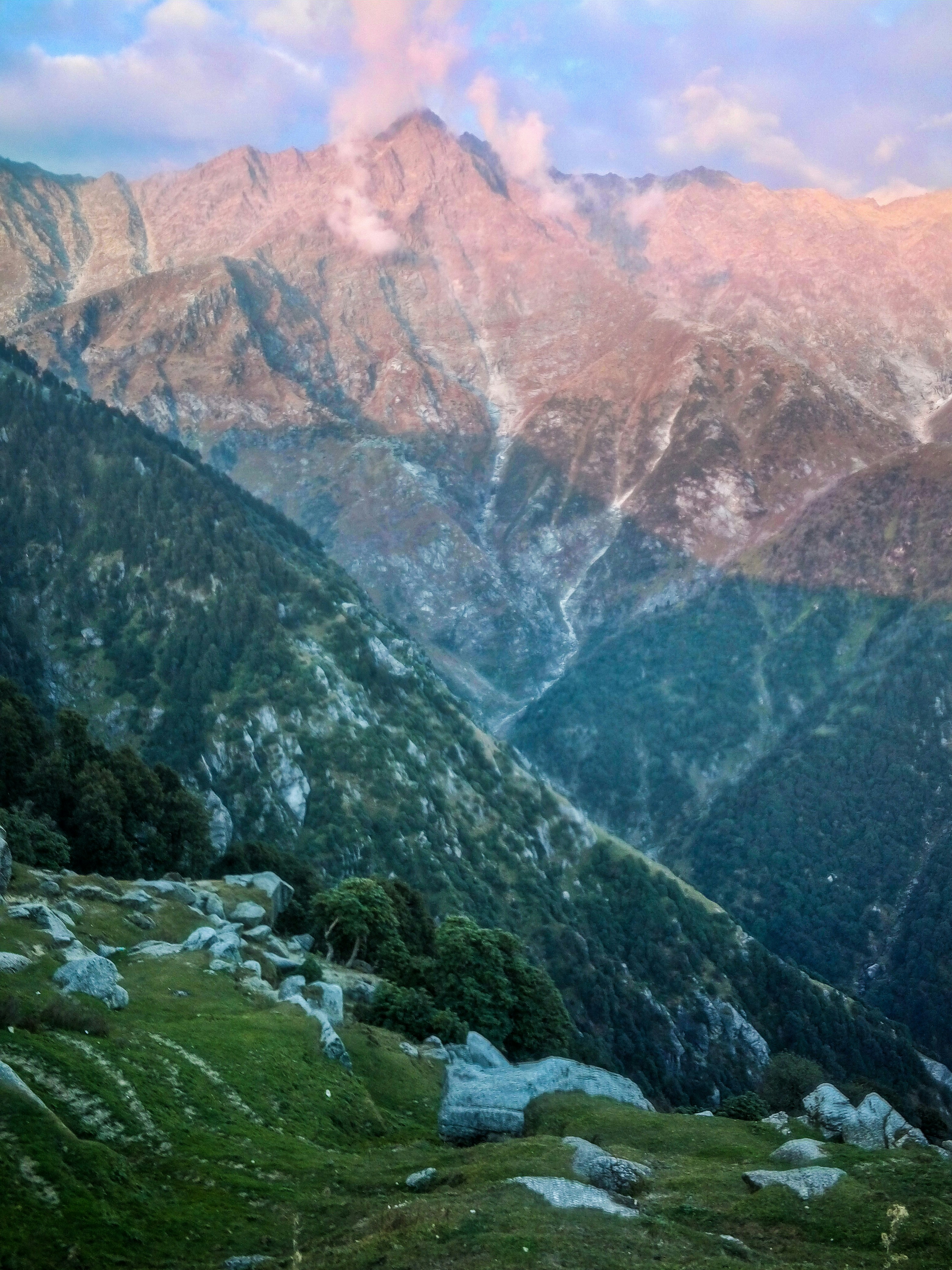 montagne verdi e marroni durante il giorno